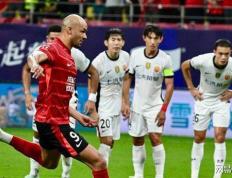 IM体育官网入口-激烈对决现场擂鼓起舞，球员全力以赴