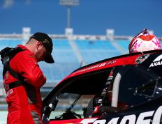 IM体育-梅赛德斯鏖战红牛车队，周冠宇扛起全队的简单介绍