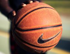 IM体育社区互动入口-赛道鏖战，周冠宇关键制胜，迈凯伦力压威廉姆斯