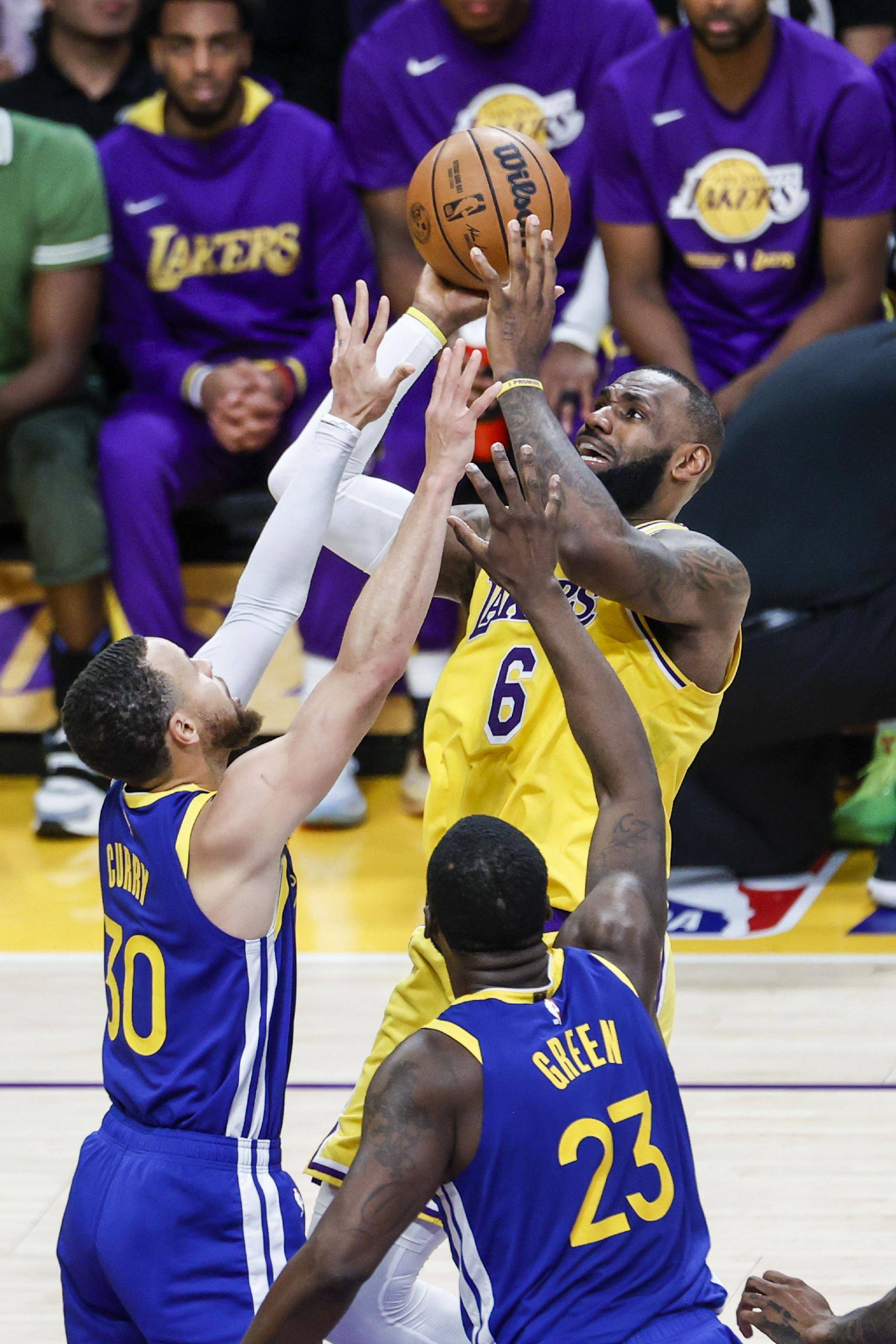 IM体育官网入口-激烈对决现场擂鼓起舞，球员全力以赴