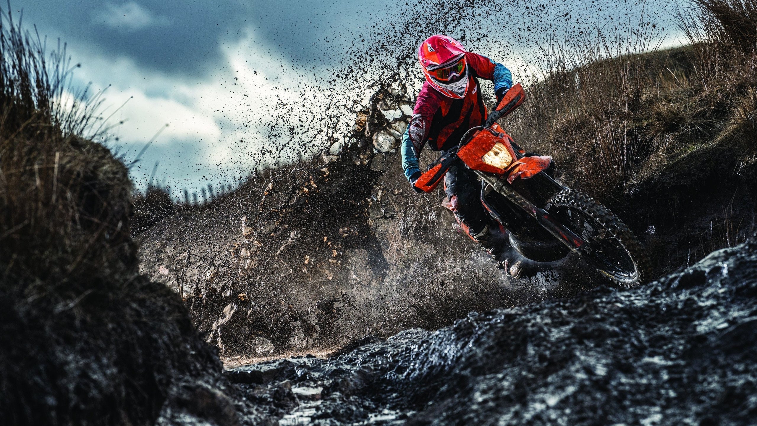 IM体育下载-西决生死战之夜,利拉德连续得分拉开差距